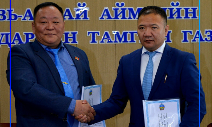 Говь-Алтай аймгийн засаг дарга О.Амгаланбаатар сумдын засаг дарга нартай 2022 онд хамтран ажиллах гэрээ байгууллаа.